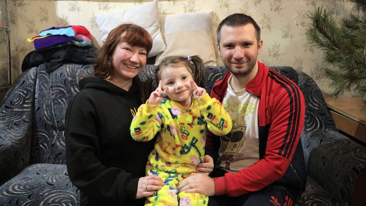 Olena, Pavlov et leur fille Stecha, 4 ans, au siège de l'association d'aide aux soldats où Olena s'investit. (THOMAS SELLIN / FRANCK BALLANGER / RADIO FRANCE)