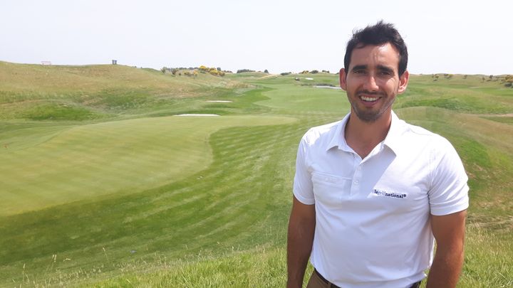 Alejandro Reyes, greenkeeper sur le trou numéro 9 du golf national en pleine préparation. (Fabrice Rigobert Radio France)