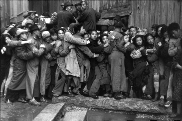 Henri Cartier-Bresson, Images à la sauvette (Verve, 1952), p. 127-128, Les derniers jours du Kuomintang, Shanghai, Chine, décembre 1948 - janvier 1949
 (Henri Cartier-Bresson / Magnum Photos)