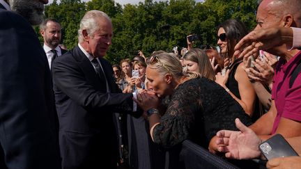 Le&nbsp;prince Charles, devenu le roi Charles III après le décès de la souveraine,&nbsp;est acceuilli chaleureusement&nbsp;par la&nbsp;foule à son arrivée au palais de Buckingham à Londres le 9 septembre 2022. (YUI MOK / POOL / AFP)