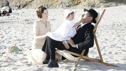 Isabelle Carré, Lambert Wilson et Clémence Hittin, incarnant Yvonne et Charles De Gaulle avec leur petite fille trisomique, Anne, dans le film "De Gaulle" de Gabriel Le Bomin. (Copyright SND)