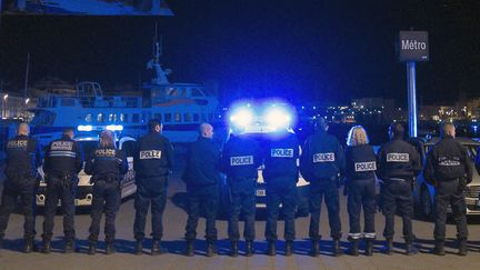 Des policiers manifestent sur le Vieux-Port de Marseille (Bouches-du-Rhône), le 19 octobre 2016. (BORIS HORVAT / AFP)