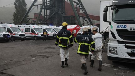 Une équipe de secouristes à la recherche de mineurs dans&nbsp;la mine de charbon d'Amasra (Turquie), le 15 octobre 2022. (KAHRAMAN BEKCILI / ANADOLU AGENCY / AFP)