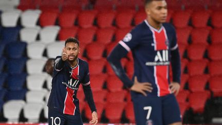 Neymar et Mbappé frustrés contre Manchester United. (FRANCK FIFE / AFP)