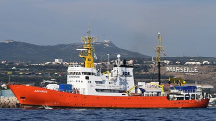 Le navire "Aquarius" quitte le port de Marseille, le 1er août 2018 après une escale technique d'un mois. (BORIS HORVAT / AFP)