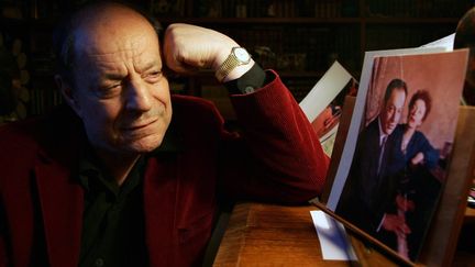 Le compositeur français Charles Dumont pose à côté d'une photo d'Édith Piaf et de lui, le 13 février 2007 à Paris. (PIERRE VERDY / AFP)