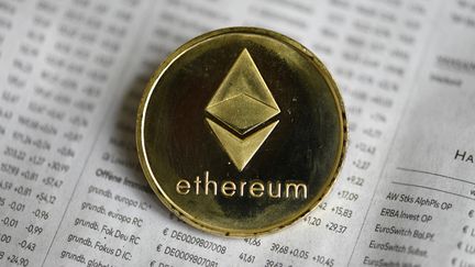 Le symbole graphique de la cryptomonnaie Ethereum, à Dortmund&nbsp;(Allemagne), le 27 janvier 2020. (INA FASSBENDER / AFP)