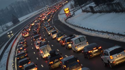 Des v&eacute;hicules dans un embouteillage &agrave; Bourgoin-Jallieu (Is&egrave;re), le 21 f&eacute;vrier 2015. (CITIZENSIDE / MOURAD ALLILI / AFP)