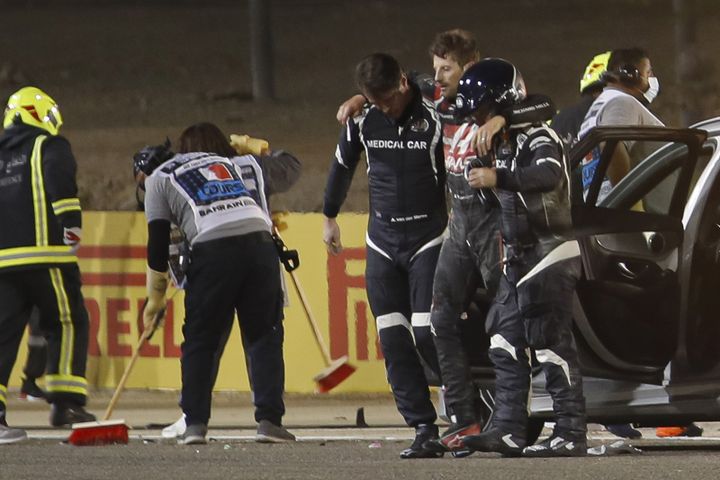 Romain Grosjean épaulé par les secours après son terrible accident lors du GP de Bahreïn (HAMAD I MOHAMMED / POOL)