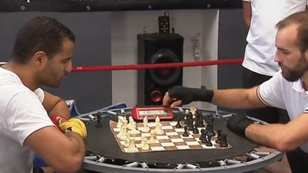 France 3 vous emmène à la découverte d'un sport né dans l'imagination de l'auteur de bande dessinée Enki Bilal : le chessboxing. Comme son nom le laisse à deviner, la discipline requiert des qualités en boxe et aux échecs. (FRANCE 3)