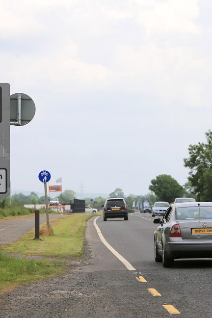 Des automobilistes traversent la frontière entre la république d'Irlande et l'Irlande du Nord à Newry (Royaume-Uni), le 1er juin 2018. (MAXPPP)