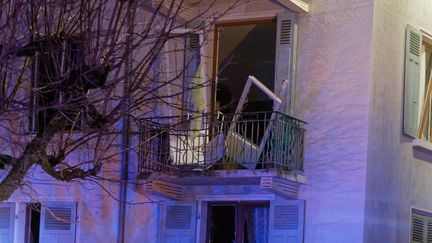 Un appartement d'un immeuble d'Annecy endommagé par une explosion dans la nuit du 30 novembre au 1er décembre 2018. (GREGORY YETCHMENIZA / MAXPPP)