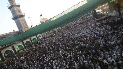 Les pèlerins chiites, le 7 juillet 2010, près du mausolée de l'imam Moussa al Kadhim dans le quartier de Kazhimiya. (AFP - ALI AL-SAADI)