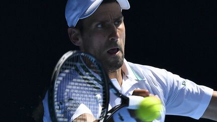 Le Serbe Novak Djokovic lors du 2e tour de l'Open d'Australie contre Frances Tiafoe le 10 février 2021 (PAUL CROCK / AFP)