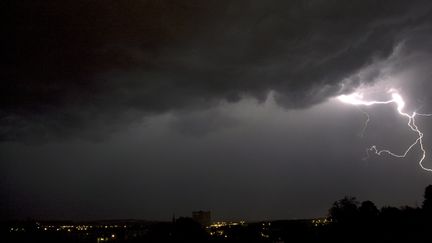 Des orages à Charleville-Mézières (Ardennes) dans la nuit du 26 au 27 juillet 2013. (MAXPPP)