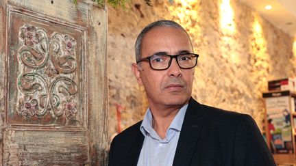 L'écrivain Kamel Daoud dans la librairie de Cannes Autour d'un livre, le 11 octobre 2024. (ERIC DERVAUX / HANS LUCAS / AFP)