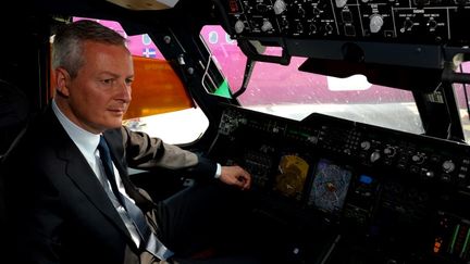 Le ministre de l'Economie, Bruno Le Maire, dans le cockpit d'un Airbus A400M au Bourget (Seine-Saint-Denis), le 21 juin 2017. (ERIC PIERMONT / AFP)