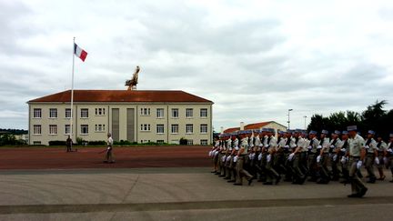 Les élèves de l'École Nationale des Sous-Officier d'Active (ENSOA), à Saint-Maixent-l'École dans les Deux-Sèvres. (NOEMIE GUILLOTIN / RADIO FRANCE)