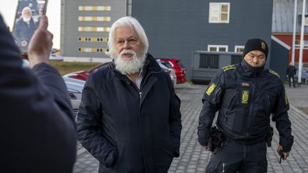 Paul Watson arrive au tribunal de Nuuk, au Groenland (Danemark), le 2 octobre 2024. (LEIFF JOSEFSEN / AFP)