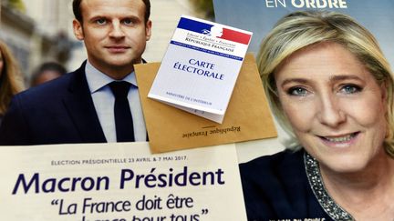 Les affiches des deux candidats à la présidentielle qui vont s'affronter le dimanche 7 mai. (ALEXANDRE MARCHI / MAXPPP)