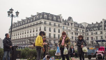  Tienducheng.&nbsp;A "Little Paris", les habitants font leur marché. Mais sur les étals, pas de poulets rôtis ni de topinambours.&nbsp;&nbsp; (Noé Pignède)