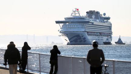 Le "Diamond Princess", dont des dizaines de passagers ont été testés positifs au coronavirus, à son arrivée au port de Yokohama au Japon, le&nbsp;10 février 2020. (KUNIHIKO MIURA / YOMIURI)