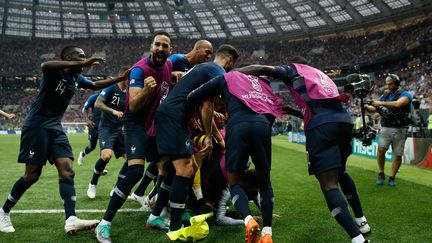 Les Français célèbrent le troisième but français signé Paul Pogba. (ODD ANDERSEN / AFP)