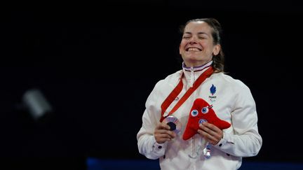 L'émotion de Sandrine Martinet, avec sa médaille d'argent et sa mascotte, et ce malgré sa finale perdue en parajudo (en - de 48 kg) dans la catégorie J2. La Tricolore, 41 ans, décroche à cette occasion la 5e médaille paralympique de sa carrière. (THIBAUD MORITZ / AFP)