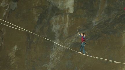 Des sportifs de l'extrême ont battu le record de la plus longue distance parcourue en slackline sous terre, dans la grotte de la Verna, près de Sainte-Engrâce (Pyrénées-Atlantiques). (France 2)