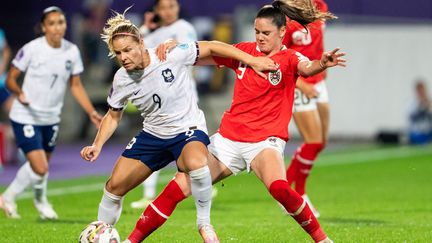 Eugénie Le Sommer au contact lors du match de Ligue des nations contre l'Autriche, le 26 septembre 2023. (AFP)