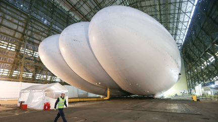 L'Airlander, le plus grand a&eacute;ronef du monde, d&eacute;voil&eacute; &agrave; Bedfordshire (Royaume-Uni), le 28 f&eacute;vrier, en pr&eacute;sence du leader d'Iron Maiden Bruce Dickinson. (GEOFFREY ROBINSON / REX / SIPA)