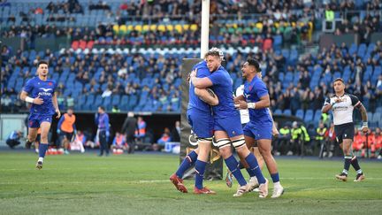 Les Français célèbrent leur essai lors du match contre l'Italie, à Rome, le 5 février 2023. (CLAUDIO PASQUAZI / ANADOLU AGENCY)