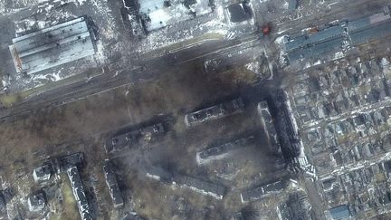 Cette image satellite montre un bâtiment de Marioupol (Ukraine) victime de bombardements de l'armée russe, le 12 mars 2022. (AFP / SATELLITE IMAGE ©2022 MAXAR TECHNOLOGIES)