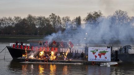 A Londres, le 26 novembre 2016 : Joe Corre, fils du manager des Sex Pistols, Malcolm McLaren, et de la styliste Vivienne Westwood, fait brûler sur la Tamise, des souvenirs de l'époque punk.
 (NIKLAS HALLE&#039;N / AFP)