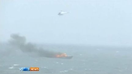 La navette rentrait d'une excursion en mer, quand des flammes sont sorties du moteur, se propageant rapidement à l'ensemble du bateau, à un kilomètre au large du port.