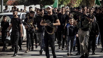 Des combattants palestiniens assistent aux obsèques d'hommes tués lors d'une intervention de l'armée israélienne dans le camp de Jénine, le 17 novembre 2023. (FADEL SENNA / AFP)