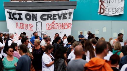 Des salariés en grève devant le&nbsp;centre hospitalier du Rouvray, à Sotteville-lès-Rouen, près de Rouen (Seine-Maritime), le 29 mai 2018.&nbsp; (CHARLY TRIBALLEAU / AFP)