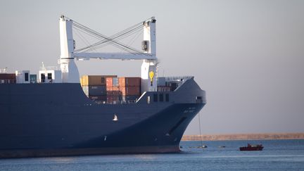 Le cargo saoudien Bahri Yanbu au large de Cherbourg le 6 février 2020 (LOU BENOIST / AFP)