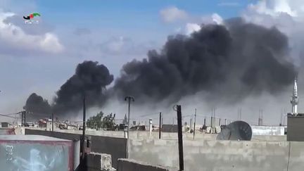 De la fum&eacute;e s'&eacute;chappe du centre de Talbisseh, dans la province de Homs (Syrie), le 30 septembre 2015, apr&egrave;s des frappes russes et syriennes dans la r&eacute;gion. (HOMS MEDIA CENTER / AFP)