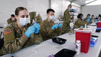 Des soldats de l'armée américaine dans un centre de vaccination à Miami, en Floride (Etats-Unis) le 9 mars 2021. (MARTA LAVANDIER / AP)