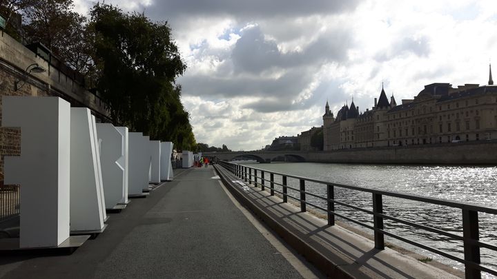 Le projet "Marée des lettres", du collectif berlinois Invisible playground network, sera installé sur les berges de Seine pour la Nuit blanche 2017 à Paris. (ANNE CHEPEAU / RADIO FRANCE)