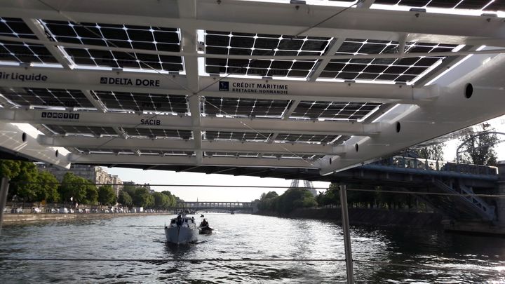 L'Energy Observer sur la Seine, à Paris, en juillet 2017. (MATHILDE LEMAIRE / RADIO FRANCE)