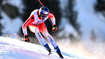 Le Suisse Marco Odermatt lors de la descente à Courchevel, le 12 février 2023. (FABRICE COFFRINI / AFP)