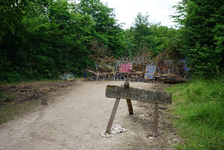 L'entrée de la forêt communale de Mandres-en-Barrois (Meuse) depuis le début de son occupation par des militants antinucléaires.&nbsp; (JULIE RASPLUS / FRANCETV INFO)