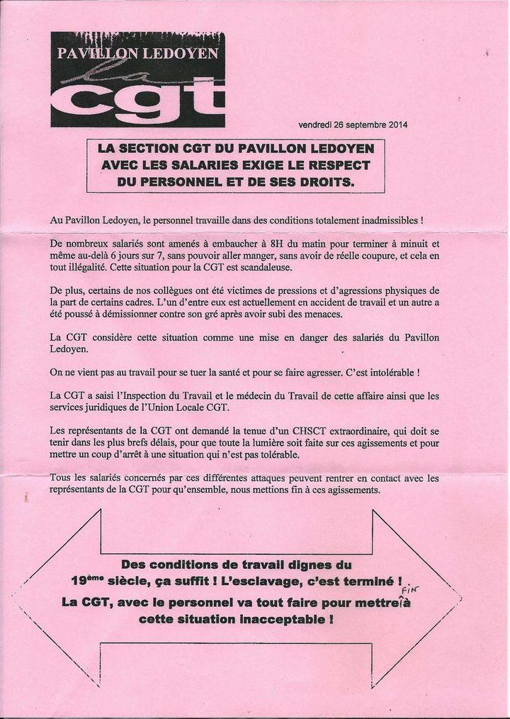 Un tract de la CGT distribu&eacute; devant le Pavillon Ledoyen, en septembre 2014. (FRANCETV INFO)