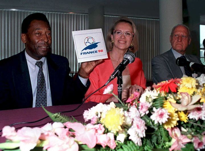 Le ministre des Sports brésilien, Pelé, aux côtés de son homologue française, Michèle Alliot-Marie, le 20 mars 1995 à Rio De Janeiro. (JULIO PEREIRA / AFP)