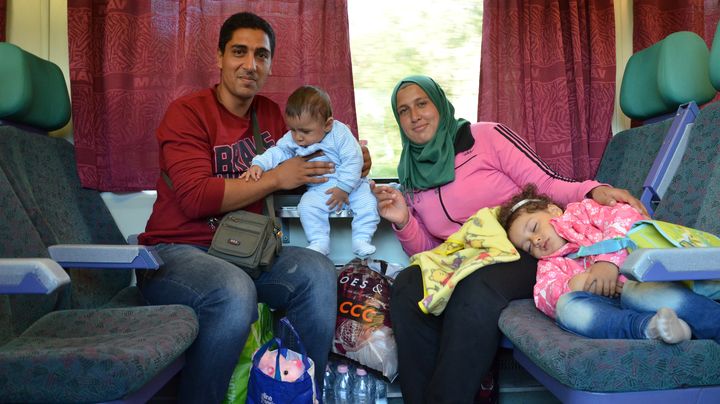 Majd Ashour, sa femme et ses deux enfants, le 6 septembre 2015 entre Budapest et Hegyeshalom (Hongrie). (THOMAS BAIETTO / FRANCETV INFO)