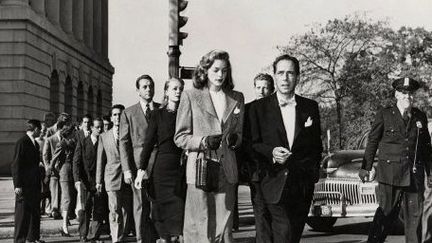 Lauren Bacall, Humphrey Bogart, avec d'autres acteurs, devant la commission des activités  anti-américaines, défendent les acteurs ou scénaristes mis en cause par le maccarthysme

	 
. (KOBAL / THE PICTURE DESK)