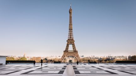 La Tour Eiffel, le 24 mars 2020 à Paris. (PHILIPPE LABROSSE / HANS LUCAS / AFP)