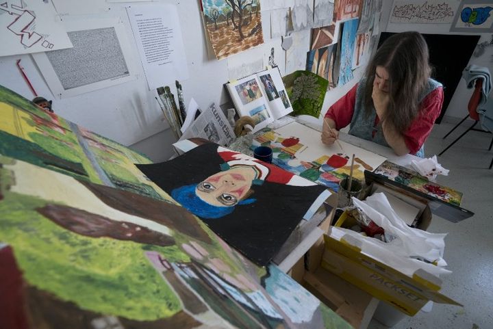 Miss Katharina travaille sur ses oeuvres au centre d'art brut de Gugging en Autriche. 
 (JOE KLAMAR / AFP)